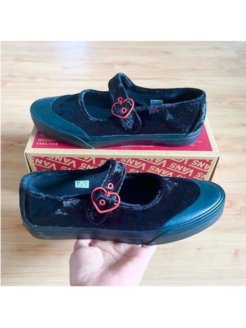 VANS MARY JANE HEARTS
BLACK RED VN000CRR458
Women Size 9.0 US